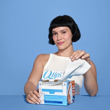 Lâmina de produto Q-tips: toalhas faciais de algodão em uso